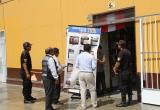 Trabajadores ediles inspeccionaron locales del Centro de Trujillo para detectar violaciones a ordenanza municipal sobre colocación de avisos. (Foto: Difusión)
