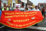 Trabajadores del Sutadunt marchando por el centro de Trujillo