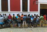 Trabajadores esperaron con paciencia la reinserción a sus puestos laborales. Foto: Trujillo en Línea
