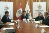 Representantes del consorcio Cesel - Tractebel y funcionario del gobierno regional firmando el contrato. Foto: Trujillo en Línea