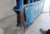 Explosión dañó parte de la puerta. Foto: Trujillo en Línea