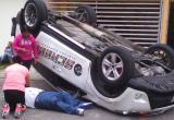 Vehículo volcó totalmente dejando a víctima tendida en el pavimento. Foto: Trujillo en Línea
