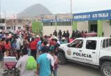 Pobladores se atrincheraron frente al consejo. Foto: Trujillo en Línea