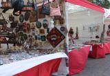Más de 60 artesanos ofertan sus productos en la plazuela El Recreo. (Foto cortesía MPT)