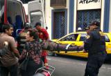 Mujer resbaló cuando iba a ingresar a la iglesia San Francisco. Foto: Seguridad Ciudadana