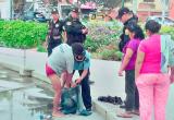 Mujer se bañaba semidesnuda frente a la mirada de todos los transeúntes. Foto: Seguridad Ciudadana de Trujillo