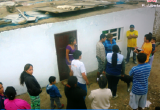 Personal del Ministerio de Vivienda inspeccionó las viviendas afectadas por la erosión costera. (Foto GRLL)