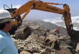 Trabajos de reforzamiento del enrocado en la playa de Buenos Aires. (Foto RPP)