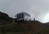 Bus quedó suspendido en el aire. Foto: Prensa Libre