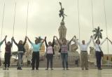 La oposición formó la cadena alrededor del monumento. Foto: Trujillo en Línea