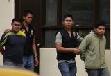 Estos serían los dos delincuentes capturados el sábado por la Policía cuando esperaban recibir el pago de una extorsión. (Foto difusión)
