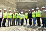 Autoridades de la región la Libertad, participaron ayer de la primera detonación del túnel aductor. (Foto PECH)