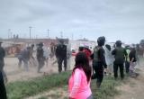 Precisos instantes en el que capturan a una mujer que habría roto parabrisas de patrullero. Foto: Trujillo en Línea
