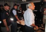 El alcalde Elidio Espinoza participó en el operativo donde fueron clausurados cinco bares clandestinos. (Foto MPT)
