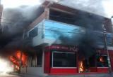 Esta casa comercial se consume por el fuego que se inició por un cortocircuito. (Foto El Comercio)