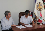El decano del Colegio Médico en Chimbote, Guillermo Gismondi, firma convenio con Perú en Línea. (Foto Trujilloenlinea.pe)
