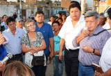 El gobernador regional César Acuña reunido con los pobladores de Chepén. (Foto cortesía GRLL)