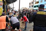 La mercadería se exhibía en veredas y pista del sector La Hermelinda. (Foto cortesía MPT)