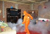 Fumigan hogares para prevenir reproducción del zancudo vector. (Foto: Andina)