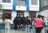 Decenas de usuarios esperaron en la puerta principal de Migraciones en la avenida Larco. Foto: Trujillo en Línea