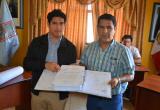 Alcalde de Víctor Larco, Carlos Vásquez Llamo, sostiene acta del proyecto firmada. (Foto: Difusión)