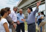 El alcalde Elidio Espinoza, acompañado del presidente de la Comisión de Fiscalización del Congreso, Enrique Wong, inspeccionaron los daños ocasionados en el bypass de Grau.