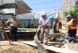 El alcalde Elidio Espinoza colocó hoy la primera piedra para la construcción de la comisaría Nicolás Alcázar. (Foto cortesía MPT)