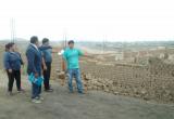 Muestran cómo delincuentes derribaron pared que cercaba sus predios. Foto: Trujillo en Línea