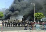 En estos momentos se produce este enfrentamiento en la av. Nicolás de Piérola. (Foto cortesía El Comercio)