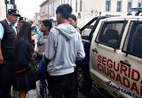 Agentes trasladaron a los escolares hasta sus respectivos planteles. (Foto: Difusión)