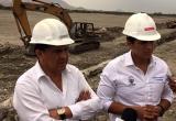 El gobernador regional Luis Valdez, y el gerente regional, Manuel Llempén, verifican trabajos en Ascope. (Foto GRLL)