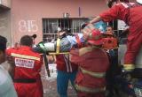 Instantes en los que fue rescatado del vehículo por los bomberos. Foto: Trujillo en Línea