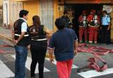 Momento en que los bomberos y personal de serenazgo logran controlar una fuga de gas en un casino. (Foto Serenazgo MPT)