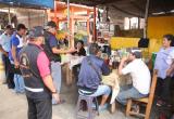 Personal municipal, con apoyo de la PNP, intervino de forma imprevista en los negocios de tres mercados. (Foto: Difusión)