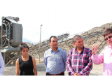 El gerente de infraestructura, Juan Luis Bringas, inspecciona la planta de asfalto.