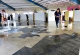 Los trabajadores de la sede de Seguridad Ciudadana de la MPT apoyaron en las labores de limpieza tras la inundación.(Foto MPT)