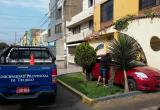 Automóvil dificultaba el tránsito de los vecinos. (Foto: Difusión)