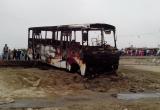 Vehículo quedó destruido por represalia de delincuentes. Pasajeros se salvaron de morir. (Foto: Cortesía/Eduardo Goycochea)