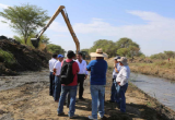 El vice ministro de Agricultura, Jorge Montenegro, inspecciona trabajos en la costa norte. (Foto Andina)