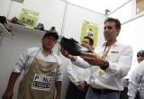 Ministro de Producción, Piero Ghezzi, comprobando la calidad del calzado hecho en El Porvenir.