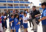 Gerente entregó útiles escolares y mochilas a menores de colegios. (Foto: Andina)