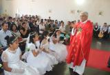 Monseñor Miguel Cabrejos impartiendo la primera comunión en Talambo. (Foto cortesía)