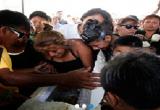 La madre del pequeño Joseph durante el entierro de esta nueva víctima de la violencia. (Foto Satélite)