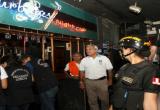 El aldalde Elidio Espinoza participó en los operativos de clausura de locales nocturnos. (Foto cortesía MPT)