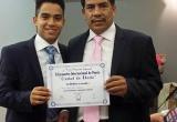 Abner Viera (derecha) recibe diploma de reconocimiento. (Foto: Facebook del poeta)