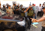 Agentes fueron atacados por taxistas que lanzaron agua y botellas. Foto: Trujillo en Línea