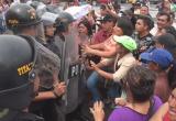 Moradores de Alto Trujillo se enfrentan a policías Foto: Trujillo en Línea