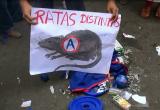 Protestantes hicieron pancartas con la frase: "Ratas distintas". Foto: Trujillo en Línea