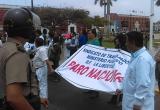 Trabajadores del Ministerio Público siendo controlados por agentes de USE