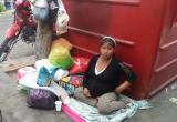 Vive en medio de bolsas llenas de ropa y abrigo. Foto: Trujillo en Línea